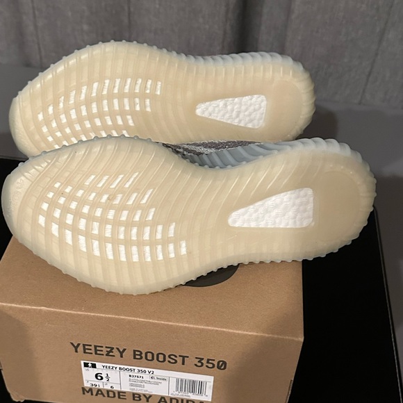 Yeezy Boost 350 V2 Blue Tint Size 6.5 - Picture 5 of 6
